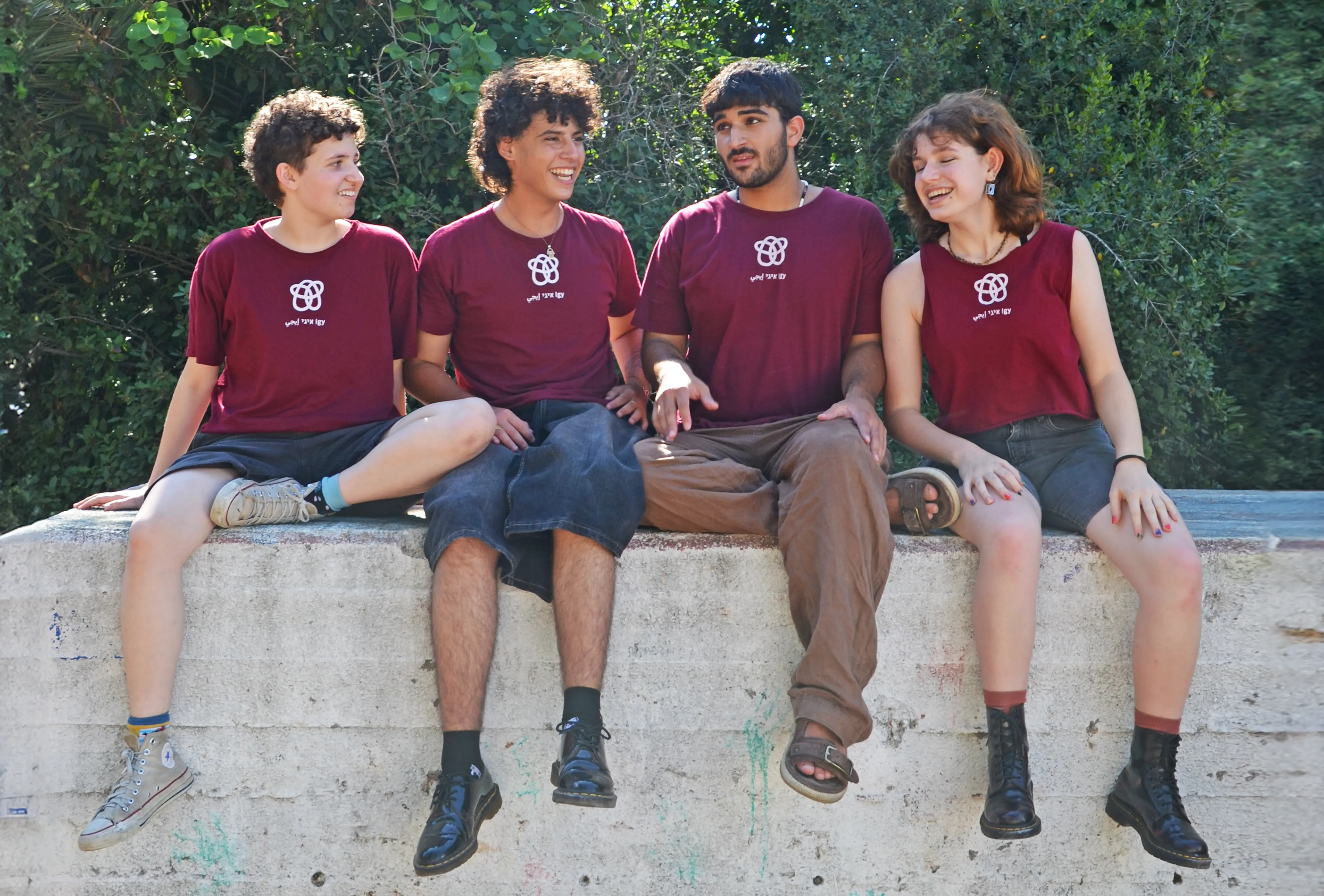 נערי ונערות איגי יושבים על חומה